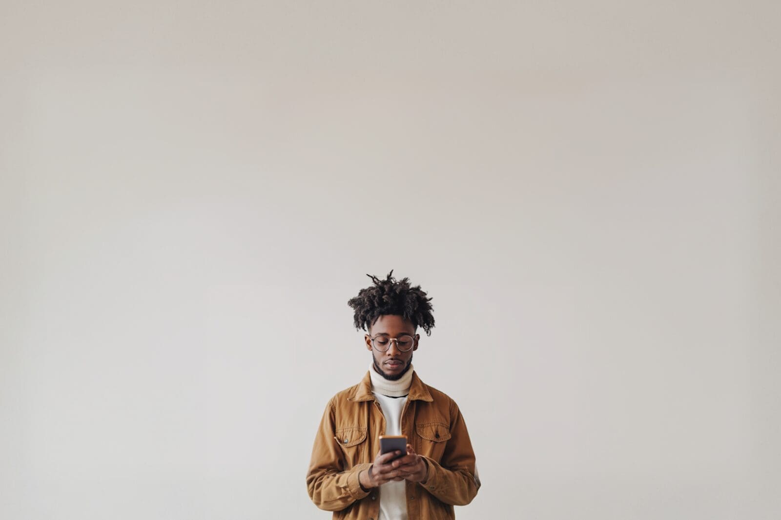 Snapchat Plus (also styled Snapchat+) is a premium subscription version of the popular Snapchat app, offering exclusive and early-access features to power users. Launched in June 2022, Snapchat Plus began in a handful of countries (including the US, UK, Canada, France, Germany, Australia, and more) and has since expanded to 25+ regions. For a monthly fee, subscribers unlock a suite of “exclusive, experimental, and pre-release features” not available to free users. In other words, Snapchat Plus is a paid upgrade that enhances the Snapchat experience with new tools, customization options, and insider perks. But what exactly does it include, and is it worth it for you? This comprehensive guide breaks down what Snapchat Plus is, its features, how to sign up, pricing, privacy considerations, and who benefits most from this service.