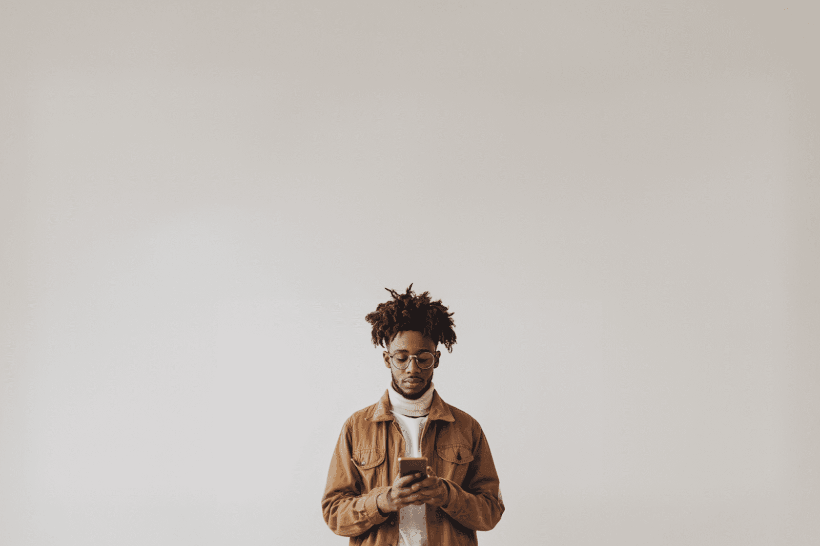 Snapchat Plus (also styled Snapchat+) is a premium subscription version of the popular Snapchat app, offering exclusive and early-access features to power users. Launched in June 2022, Snapchat Plus began in a handful of countries (including the US, UK, Canada, France, Germany, Australia, and more) and has since expanded to 25+ regions. For a monthly fee, subscribers unlock a suite of “exclusive, experimental, and pre-release features” not available to free users. In other words, Snapchat Plus is a paid upgrade that enhances the Snapchat experience with new tools, customization options, and insider perks. But what exactly does it include, and is it worth it for you? This comprehensive guide breaks down what Snapchat Plus is, its features, how to sign up, pricing, privacy considerations, and who benefits most from this service.