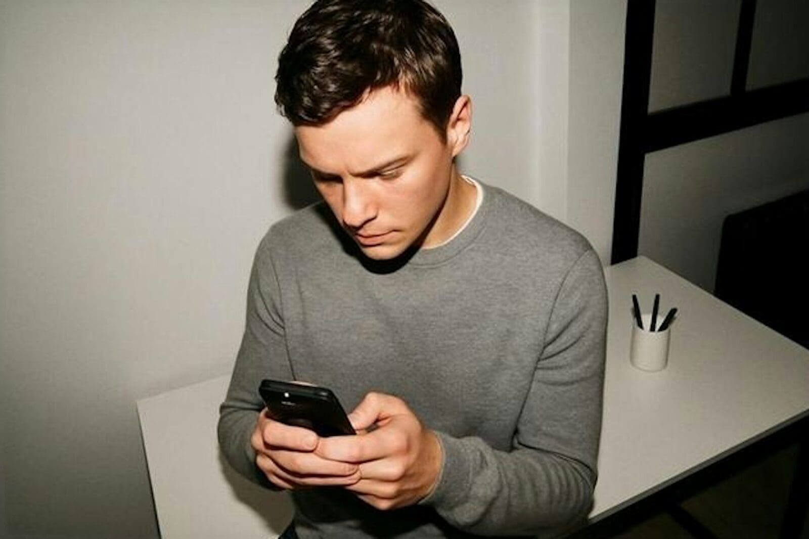 FYP stands for “For You Page”, the personalized feed of videos on TikTok that appears as soon as you open the app. In simple terms, it’s TikTok’s main content discovery feed – a curated stream of videos that the platform’s algorithm believes you’ll enjoy. If you spend any time on TikTok, you already know that the FYP is where the magic happens – it’s the reason you find yourself scrolling for hours, constantly discovering new creators and content tailored to your interests. But what does FYP mean in practice, and why is it so important for creators, micro influencers, and even e-commerce businesses? Let’s break it down in casual terms.