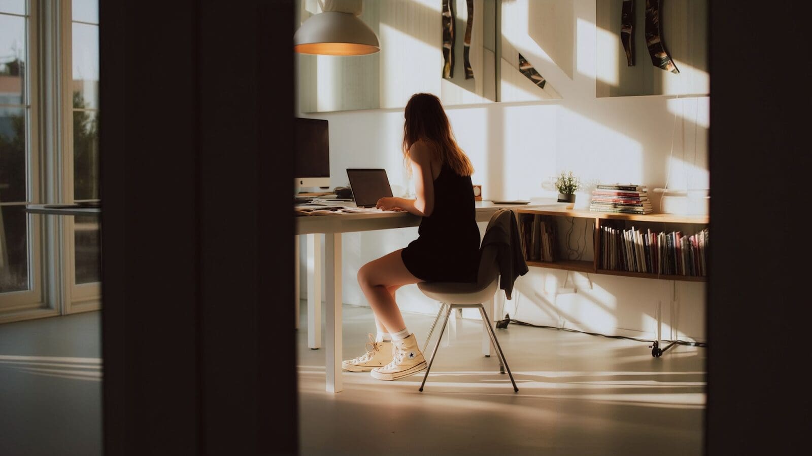 Imagine tuning into a B2B webinar and seeing a content creator you follow leading the discussion. This scenario is becoming common as B2B brands tap creators for live events like webinars and virtual panels. In fact, webinar influencers – industry experts, micro influencers, and niche thought leaders who co-host or speak at live B2B events – are reshaping how brands engage audiences. Why the shift? Because buyers today trust people over logos. By partnering with credible creators, even traditionally buttoned-up B2B companies can inject authenticity, energy, and wider reach into their webinars. For e-commerce brands and Amazon sellers, there’s a valuable lesson here: leveraging influencer marketing beyond social posts – such as through live webinars, streams, or workshops – can humanize your brand, build trust, and drive conversions in a way static content often can’t.