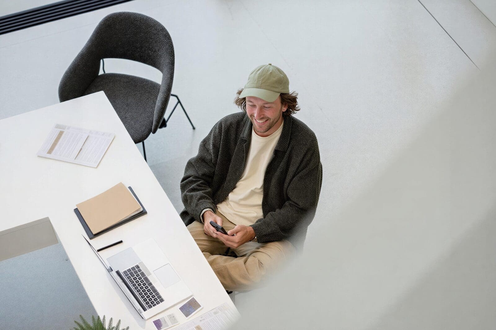 Losing Instagram followers without knowing why can be frustrating—especially for e-commerce brands, Amazon sellers, and content creators investing in influencer marketing. As Instagram becomes more competitive, brands and creators are asking, “Who unfollowed me, and what does it mean?” In fact, mid-sized accounts are more common than ever: over 76% of Instagram profiles globally have 1,000–10,000 followers (up from just 38% in 2021). This surge in micro influencers means understanding follower behavior isn’t just vanity—it’s essential. Tracking who unfollowed you on Instagram can reveal if a campaign or content change missed the mark, or if fake followers are bloating your audience. However, manually monitoring unfollows becomes nearly impossible once you have thousands of followers. The good news is that specialized tools can help. In this post, we’ll explain what Instagram unfollower trackers are, why tracking unfollowers matters, and review the best apps to see who unfollowed you on Instagram in 2026. These tools can help micro influencers and brands alike maintain an engaged audience, remove ghost followers, and refine their content strategy for maximum impact.